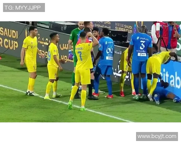 足球巨星化身裁判全新挑战 赛场上的风云再起